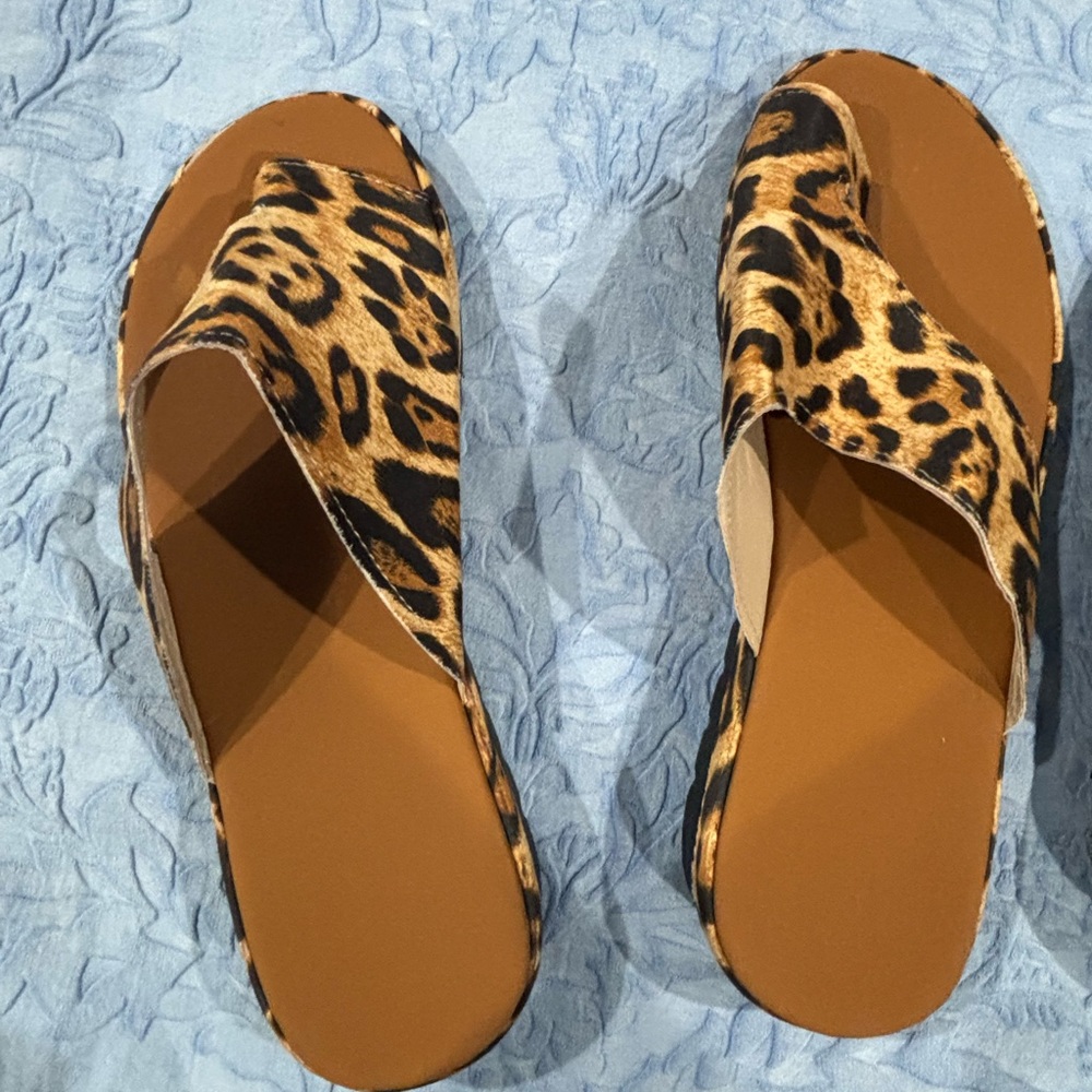 Slip on sandals, size 8, never worn, no brand